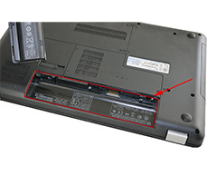 バッテリーをはずしたところや底面に貼られているラベル（シール）